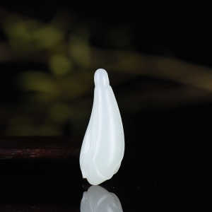 籽料和田白玉玉兰花吊坠
