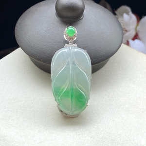 18K糯冰种带色翡翠叶子吊坠