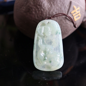 糯冰种飘花翡翠兔子吊坠