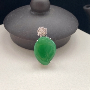 18K糯冰种翠绿翡翠寿桃吊坠