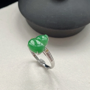 18K糯冰种翠绿翡翠葫芦戒指