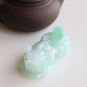 糯冰种飘翠翡翠貔貅吊坠