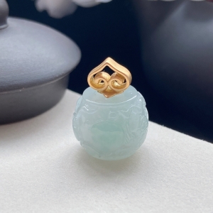 18K糯冰种翡翠龙柱吊坠