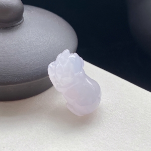 糯冰种浅紫罗兰翡翠生肖猪吊坠