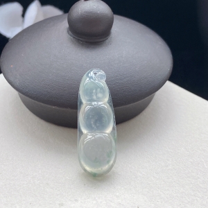 高冰种飘花翡翠福豆吊坠