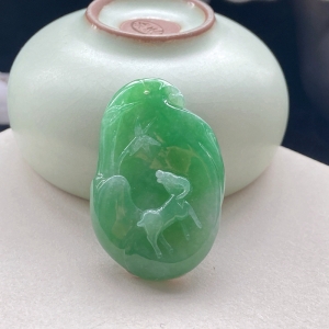 糯种翠绿翡翠洋洋得意吊坠