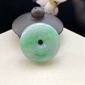 糯种带色翡翠平安扣吊坠