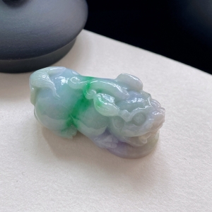 糯种春带彩翡翠貔貅吊坠