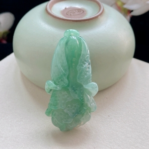 糯冰种浅绿翡翠百财吊坠