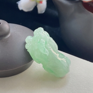 糯冰种飘翠翡翠牛气冲天吊坠