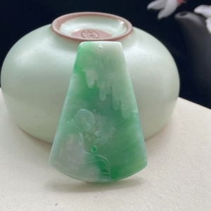 糯种浅绿翡翠无相佛吊坠