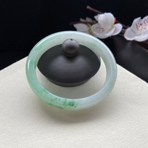 52.5mm糯冰种飘花翡翠贵妃镯