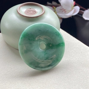 糯种带色翡翠平安扣吊坠