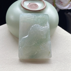 糯冰种浅水绿翡翠牛吊坠