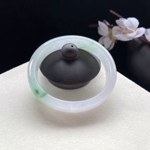 52.5mm糯冰种飘翠翡翠贵妃镯