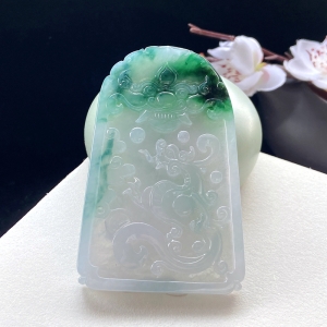 糯冰种带色翡翠龙吊坠
