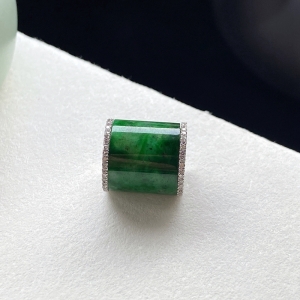 18K糯种翠绿翡翠路路通吊坠