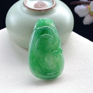 糯冰种翠绿翡翠如意吊坠