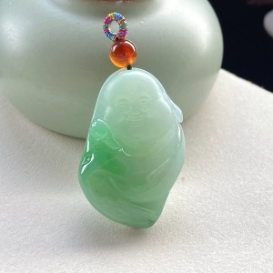 糯种带色翡翠童子吊坠