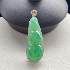 18K糯冰种飘翠翡翠福豆吊坠