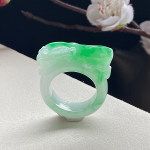 糯冰种翠绿翡翠貔貅扳指