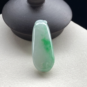 糯冰种带色翡翠福瓜吊坠