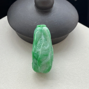 糯种带色翡翠百财吊坠