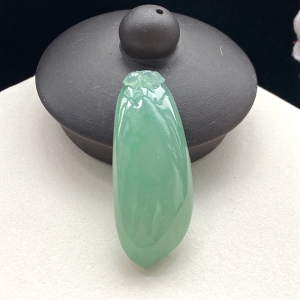 糯冰种浅绿翡翠福瓜吊坠