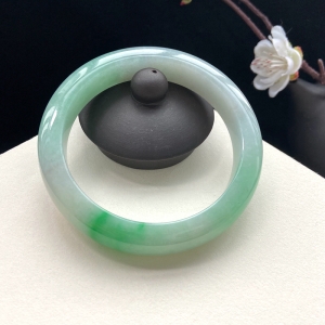 57mm糯冰种翠绿翡翠平安镯