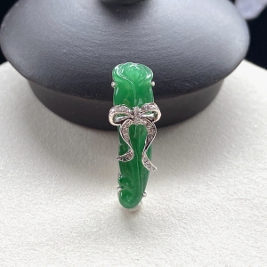 18K糯冰种翡翠玫瑰花形胸针