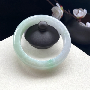 55mm糯冰种浅绿翡翠平安镯