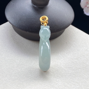 18K糯冰种翡翠瑞兽吊坠