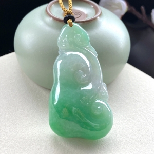 糯种带色翡翠如意吊坠