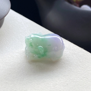 糯种春带彩翡翠生肖猪吊坠