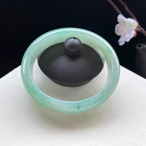 54mm糯冰种浅绿翡翠贵妃镯