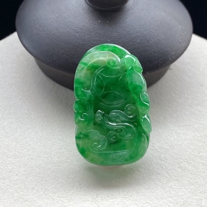 糯冰种翠绿翡翠仿古龙吊坠