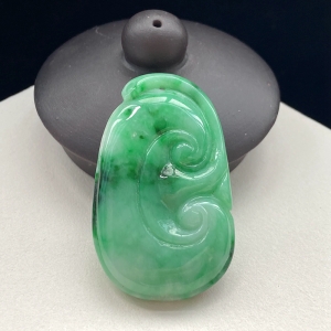 糯种带色翡翠如意吊坠