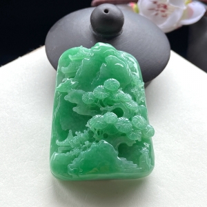 糯种浅绿翡翠山水吊坠