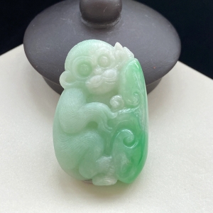 糯种带色翡翠灵猴献瑞吊坠
