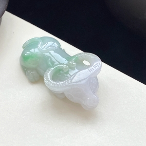 糯种浅绿翡翠牛气冲天吊坠