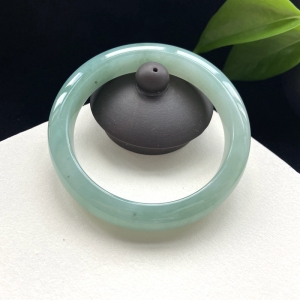 57mm糯冰种浅绿翡翠平安镯