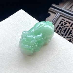 糯种浅绿翡翠貔貅吊坠