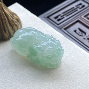 糯冰种浅绿翡翠貔貅吊坠