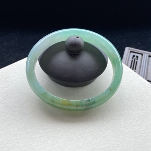53.5mm糯种浅绿翡翠贵妃镯