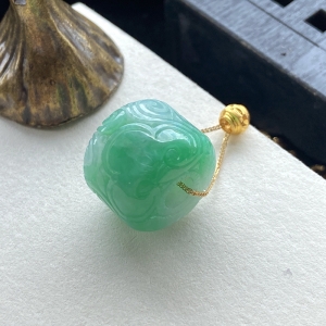 糯种浅绿翡翠雕花路路通吊坠