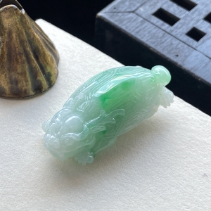 糯种带色翡翠龙龟吊坠