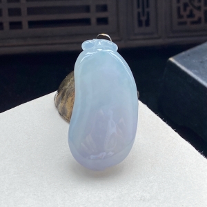 糯冰种浅紫翡翠福瓜吊坠