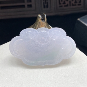 糯冰种浅绿翡翠如意锁吊坠