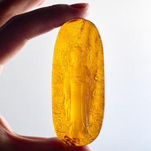 带皮金珀佛吊坠