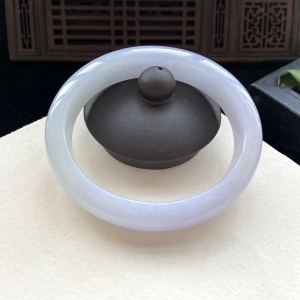 55.5mm糯种浅紫翡翠贵妃镯